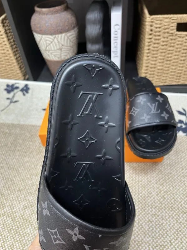 P270🏆Louis Vuitton 🏆[Louis Vuitton] Spring/Summer 2025 [Men's Flip Flops] 🎯🎯As an active family in the fashion industry ⭐ Lv is characterized by bold innovation ⚡Create this casual business style for Chinese fashionable men ✨The fabric is made of imported high-grade cowhide 🔥 Clean and neat ⚡Fashionable and elegant🌹Breathable, sweat-absorbent and deodorant👈So luxurious, high-end and domineering. 👍Must be sold if you repost the picture. Number of yards: 38--46. Color: 🎉 For large quantities. Welcome to repost.